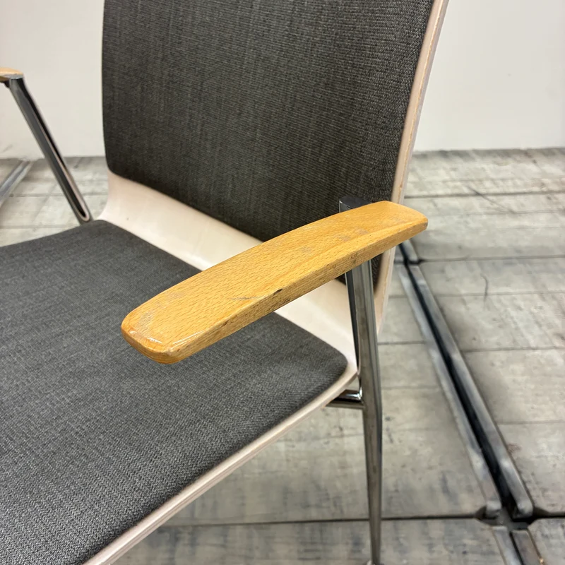 Brunner Stapelstuhl Grau Holz Konferenzstuhl mit Armlehnen Stuhl Gebraucht