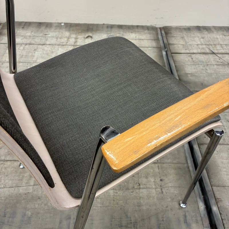Brunner Stapelstuhl Grau Holz Konferenzstuhl mit Armlehnen Stuhl Gebraucht