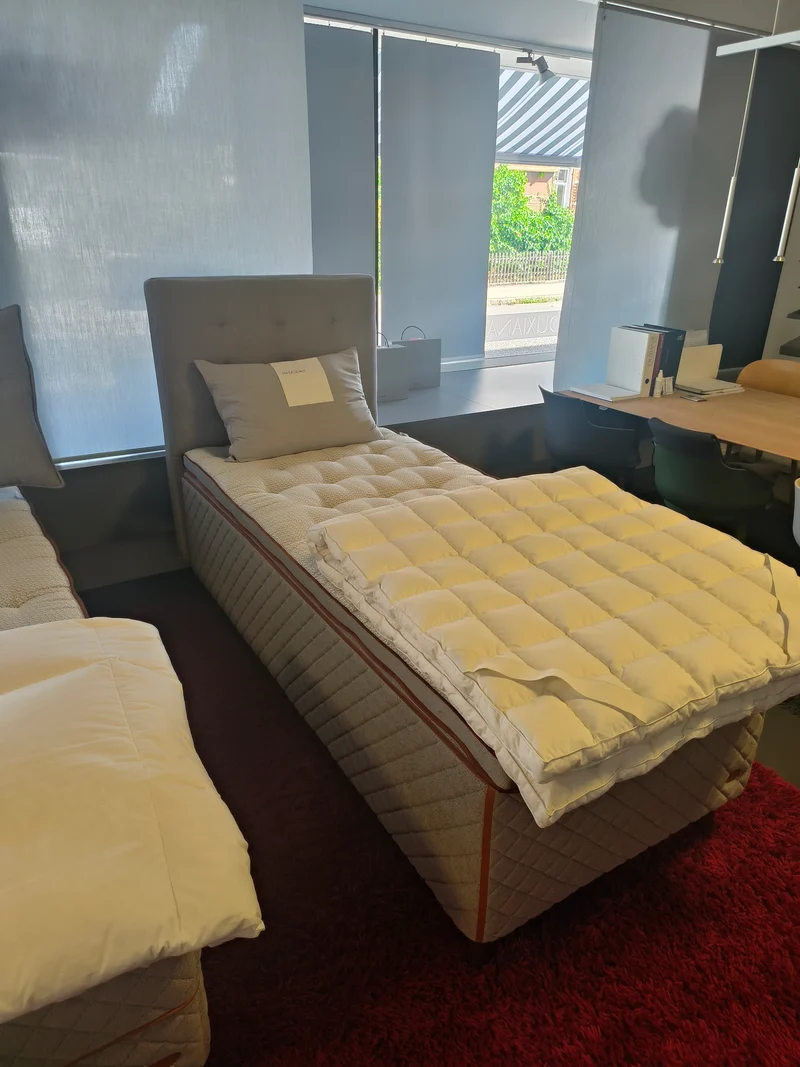 DUX Bett 5005 inkl. Pascal de Luxe Auflage ab Ausstellung 40% Rabatt ohne Kopfteil