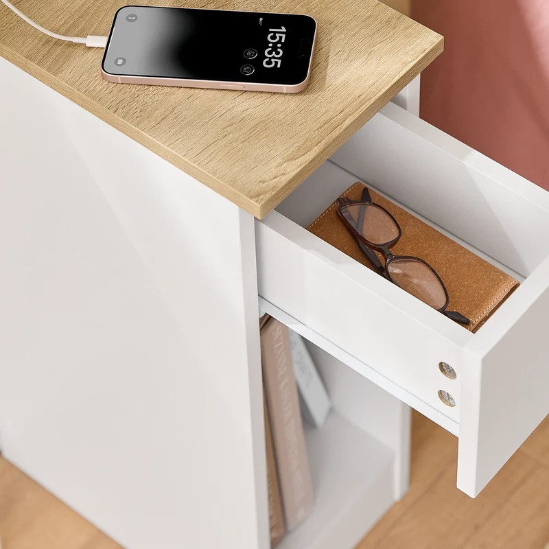SoBuy FBT111-E-WNx2 zestaw 2 wąskich szafek nocnych ze stacją ładującą, wąskim stolikiem kawowym ze standardowym gniazdkiem, złączem USB i przyłączem typu C, do sypialni, salonu, kolor biały, 20 x 35 x 60 cm