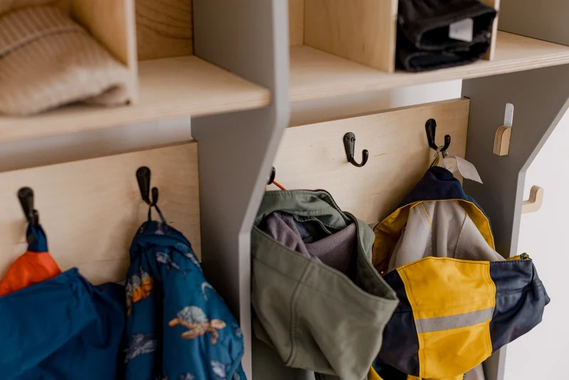 Doppelte Kindergarderobe mit Sitzbank – Geschwister-Garderobe aus Holz