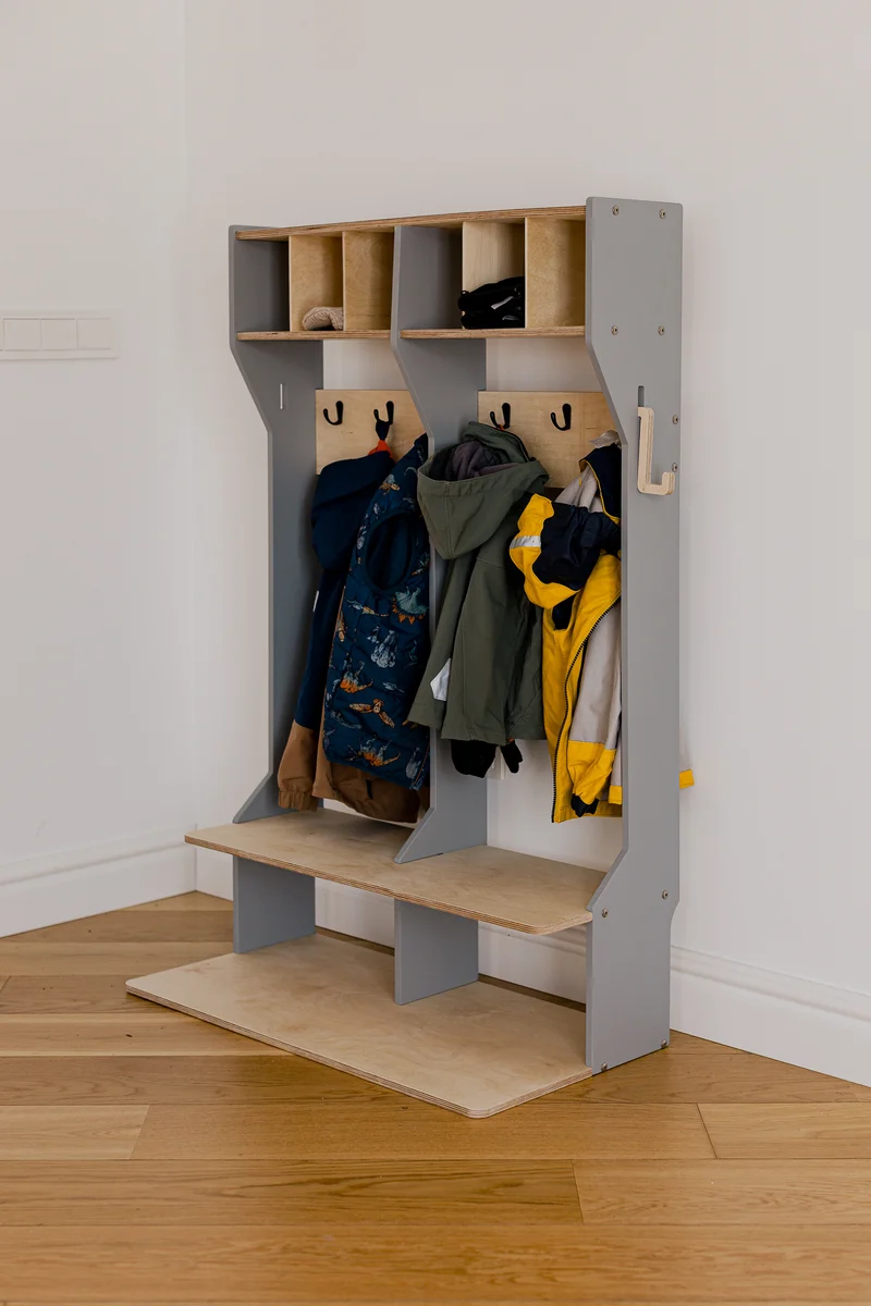 Doppelte Kindergarderobe mit Sitzbank – Geschwister-Garderobe aus Holz