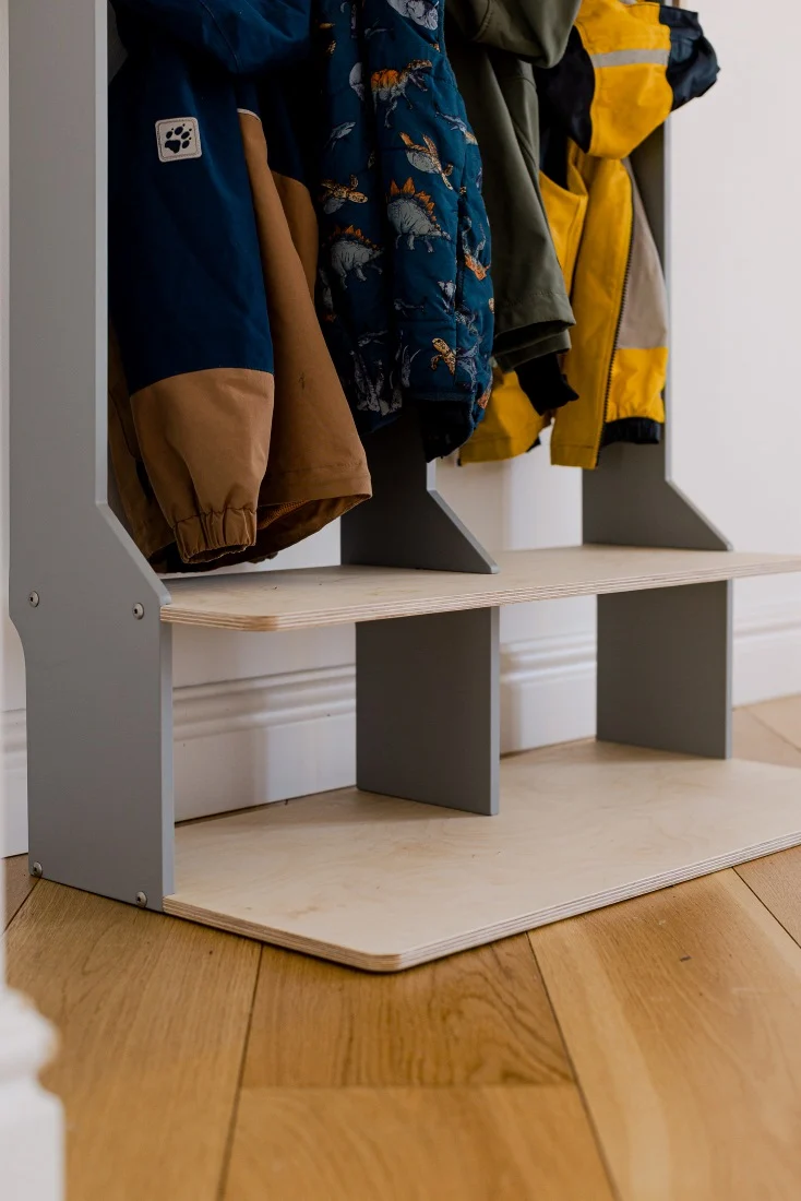Doppelte Kindergarderobe mit Sitzbank – Geschwister-Garderobe aus Holz