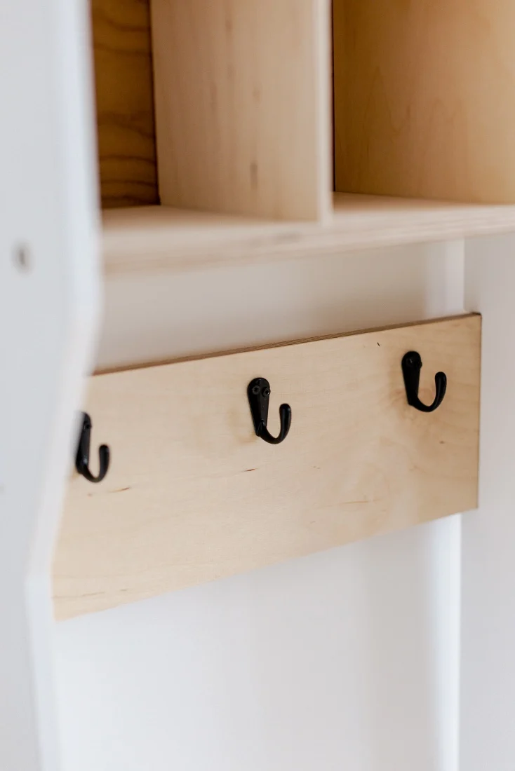 Doppelte Kindergarderobe mit Sitzbank – Geschwister-Garderobe aus Holz