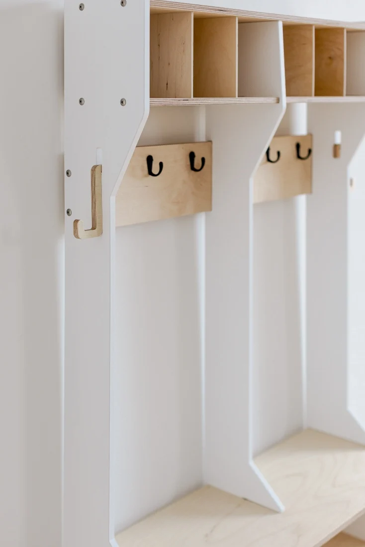 Doppelte Kindergarderobe mit Sitzbank – Geschwister-Garderobe aus Holz