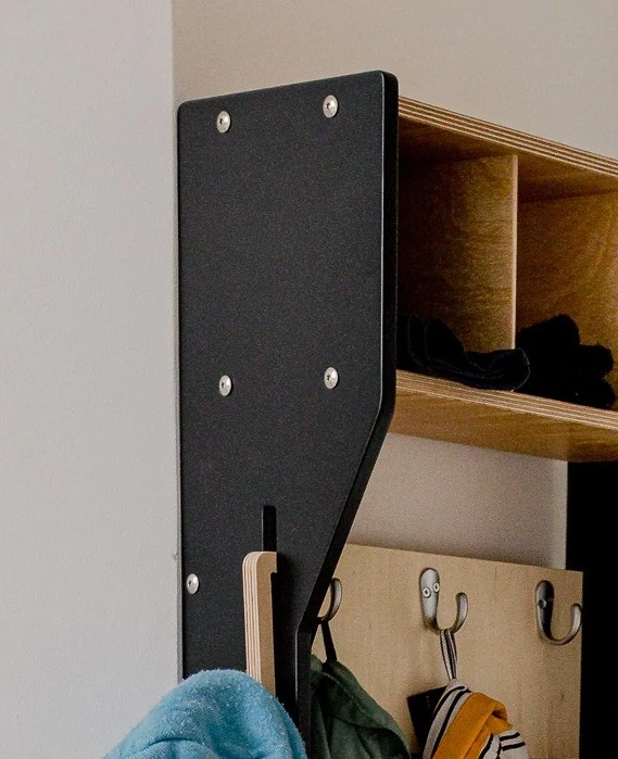 Doppelte Kindergarderobe mit Sitzbank – Geschwister-Garderobe aus Holz