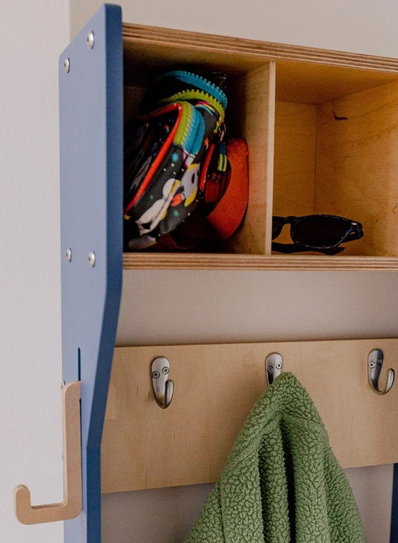 Doppelte Kindergarderobe mit Sitzbank – Geschwister-Garderobe aus Holz