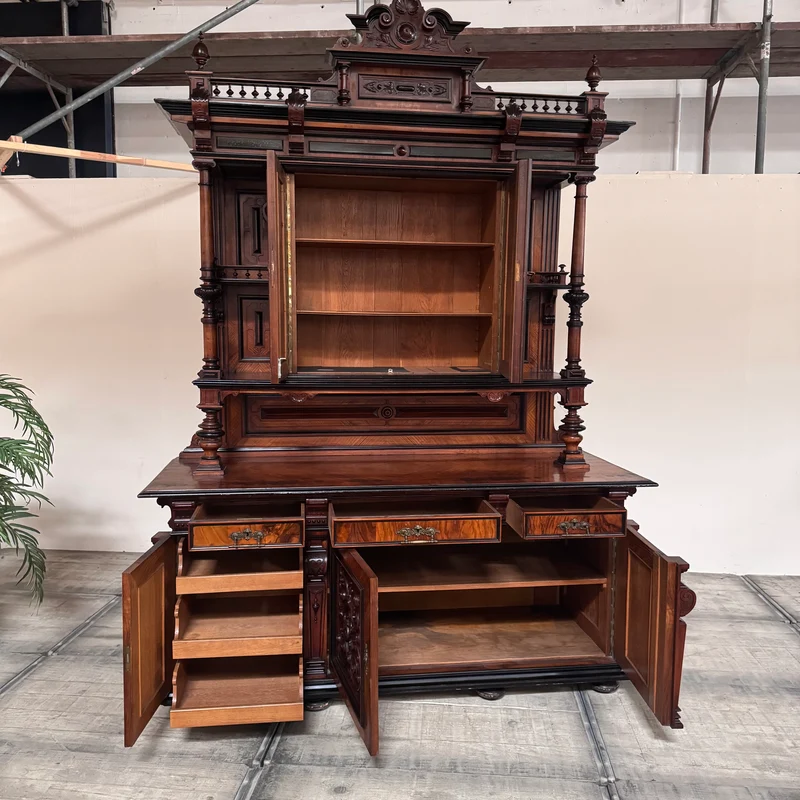 Prunkvolles Gründerzeit-Buffet in Nussbaum Antiquität Historisches Buffet aus Villen-Bestand