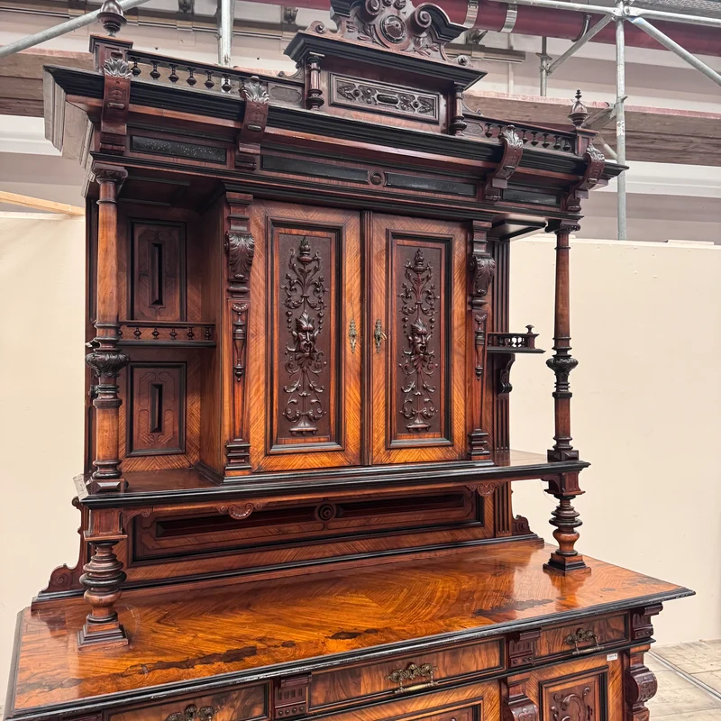 Prunkvolles Gründerzeit-Buffet in Nussbaum Antiquität Historisches Buffet aus Villen-Bestand