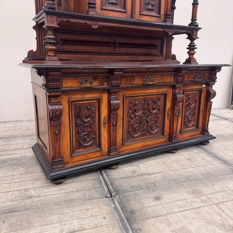 Prunkvolles Gründerzeit-Buffet in Nussbaum Antiquität Historisches Buffet aus Villen-Bestand
