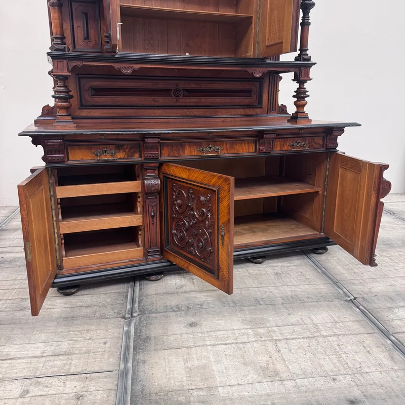 Prunkvolles Gründerzeit-Buffet in Nussbaum Antiquität Historisches Buffet aus Villen-Bestand