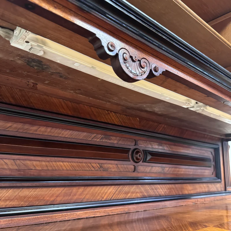 Prunkvolles Gründerzeit-Buffet in Nussbaum Antiquität Historisches Buffet aus Villen-Bestand