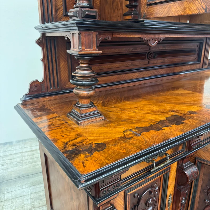 Prunkvolles Gründerzeit-Buffet in Nussbaum Antiquität Historisches Buffet aus Villen-Bestand