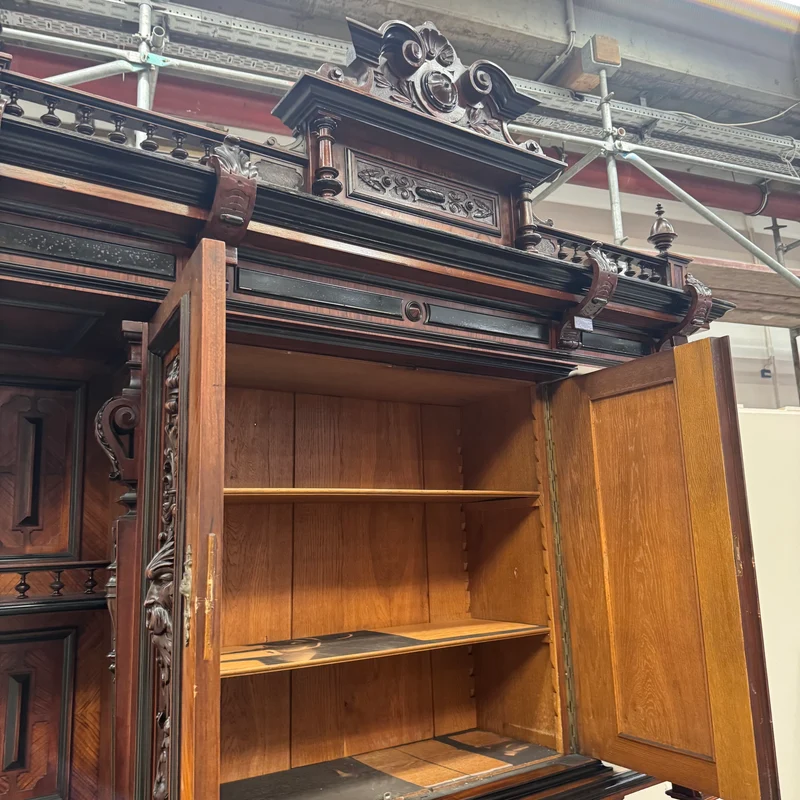Prunkvolles Gründerzeit-Buffet in Nussbaum Antiquität Historisches Buffet aus Villen-Bestand