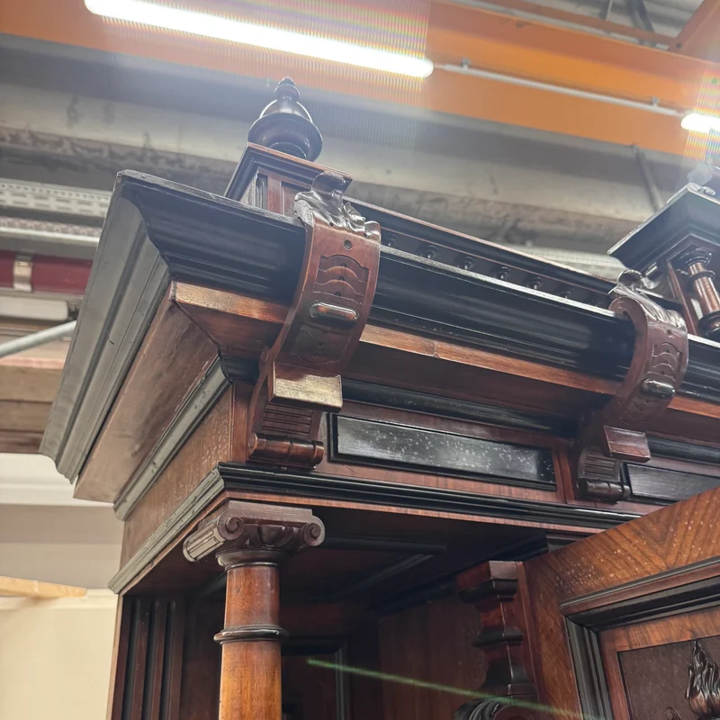 Prunkvolles Gründerzeit-Buffet in Nussbaum Antiquität Historisches Buffet aus Villen-Bestand