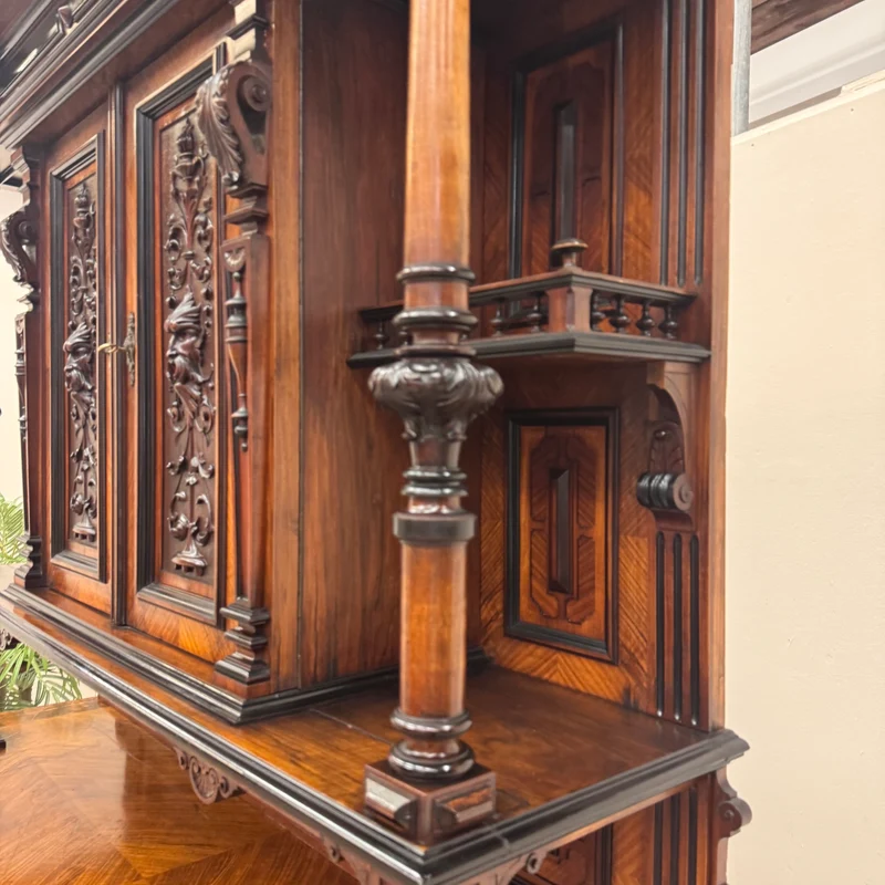 Prunkvolles Gründerzeit-Buffet in Nussbaum Antiquität Historisches Buffet aus Villen-Bestand