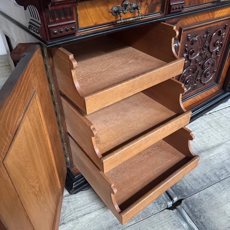 Prunkvolles Gründerzeit-Buffet in Nussbaum Antiquität Historisches Buffet aus Villen-Bestand