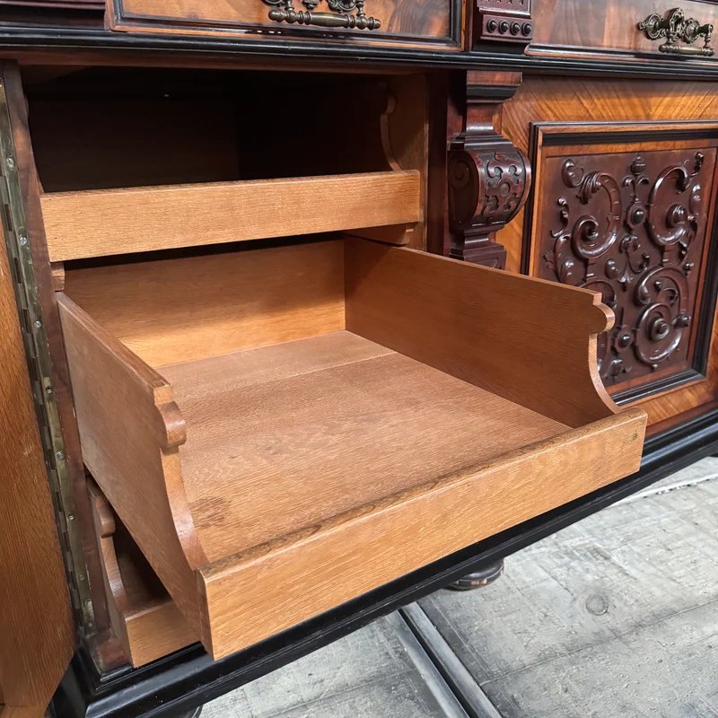 Prunkvolles Gründerzeit-Buffet in Nussbaum Antiquität Historisches Buffet aus Villen-Bestand