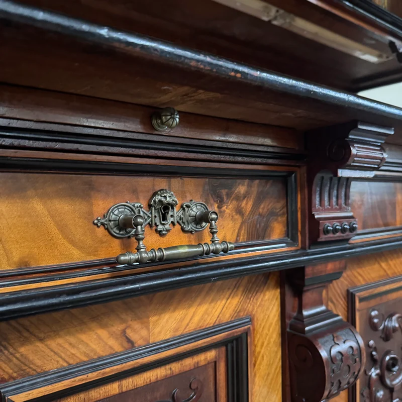 Prunkvolles Gründerzeit-Buffet in Nussbaum Antiquität Historisches Buffet aus Villen-Bestand