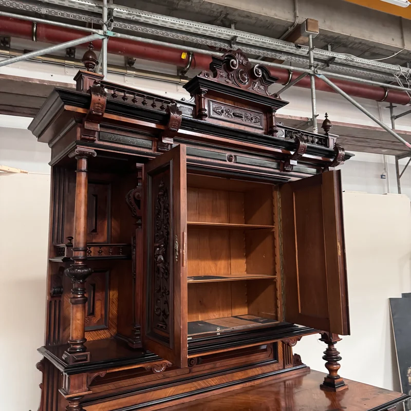 Prunkvolles Gründerzeit-Buffet in Nussbaum Antiquität Historisches Buffet aus Villen-Bestand