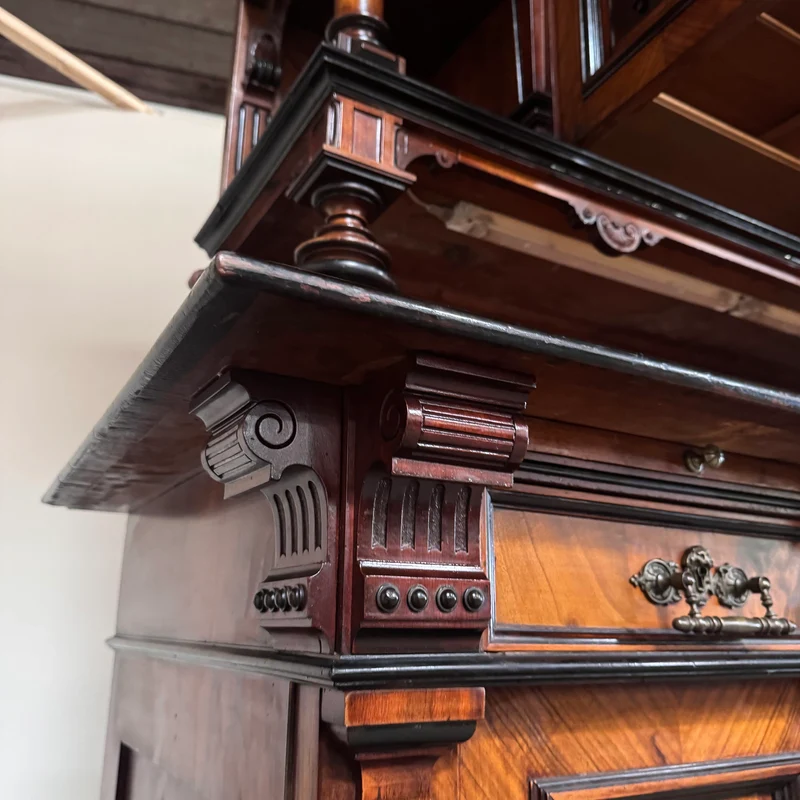 Prunkvolles Gründerzeit-Buffet in Nussbaum Antiquität Historisches Buffet aus Villen-Bestand