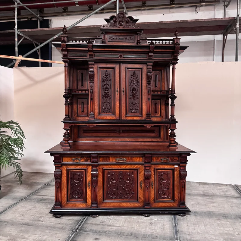 Prunkvolles Gründerzeit-Buffet in Nussbaum Antiquität Historisches Buffet aus Villen-Bestand