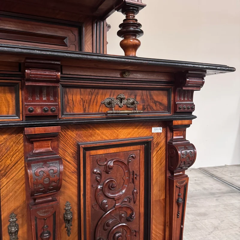 Prunkvolles Gründerzeit-Buffet in Nussbaum Antiquität Historisches Buffet aus Villen-Bestand