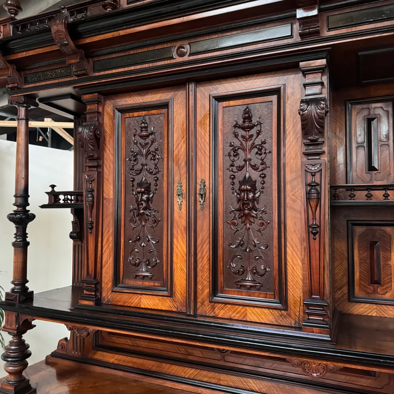 Prunkvolles Gründerzeit-Buffet in Nussbaum Antiquität Historisches Buffet aus Villen-Bestand