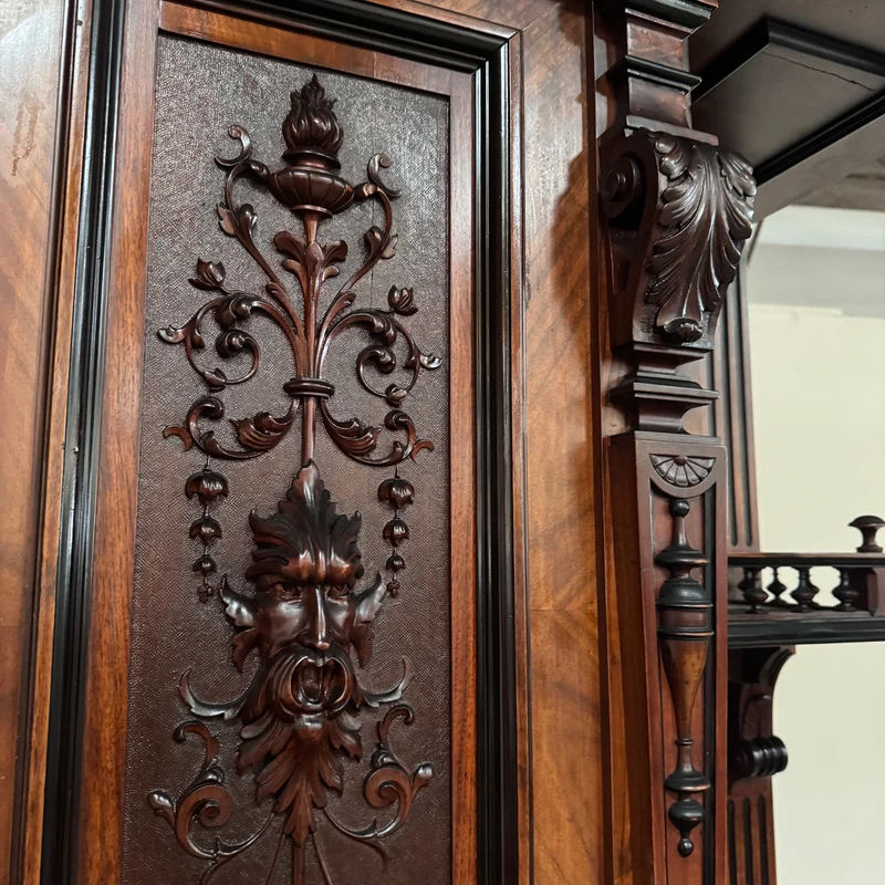 Prunkvolles Gründerzeit-Buffet in Nussbaum Antiquität Historisches Buffet aus Villen-Bestand