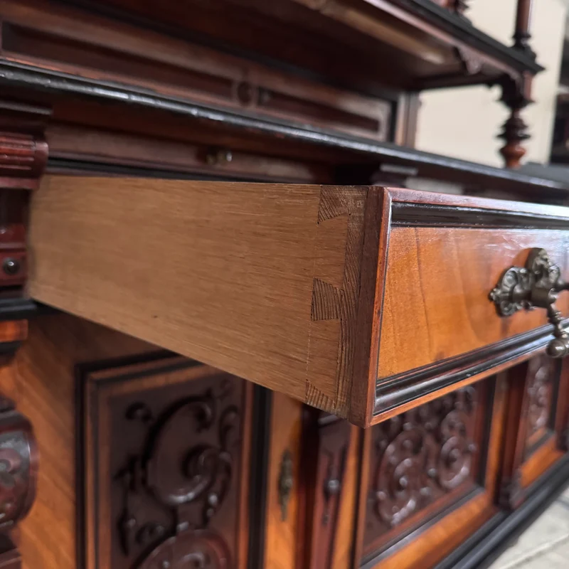 Prunkvolles Gründerzeit-Buffet in Nussbaum Antiquität Historisches Buffet aus Villen-Bestand