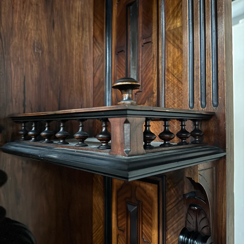 Prunkvolles Gründerzeit-Buffet in Nussbaum Antiquität Historisches Buffet aus Villen-Bestand