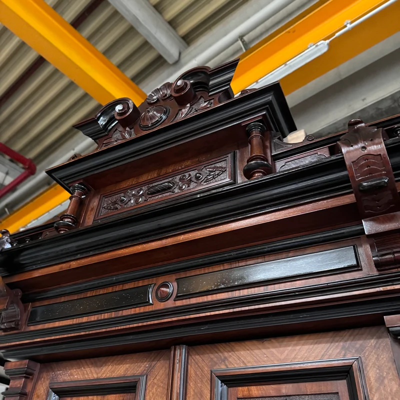 Prunkvolles Gründerzeit-Buffet in Nussbaum Antiquität Historisches Buffet aus Villen-Bestand