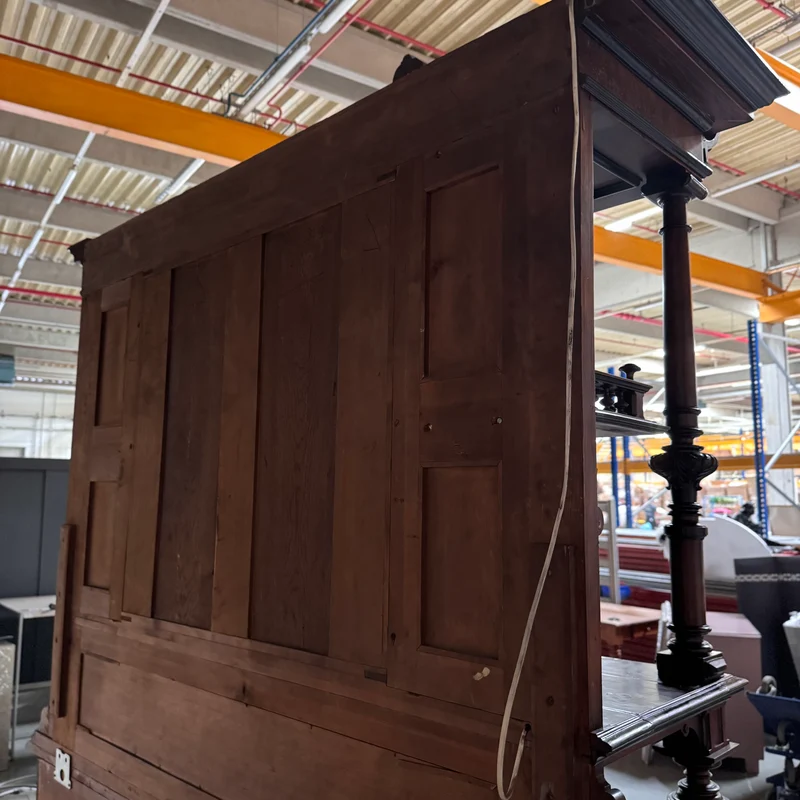 Prunkvolles Gründerzeit-Buffet in Nussbaum Antiquität Historisches Buffet aus Villen-Bestand
