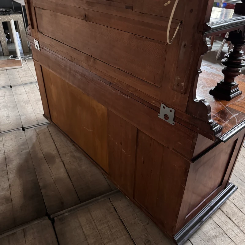 Prunkvolles Gründerzeit-Buffet in Nussbaum Antiquität Historisches Buffet aus Villen-Bestand