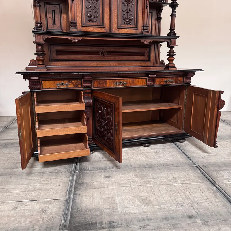Prunkvolles Gründerzeit-Buffet in Nussbaum Antiquität Historisches Buffet aus Villen-Bestand