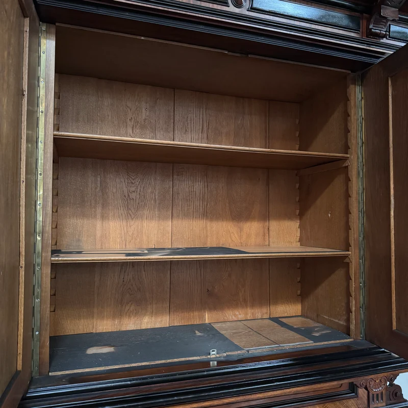 Prunkvolles Gründerzeit-Buffet in Nussbaum Antiquität Historisches Buffet aus Villen-Bestand