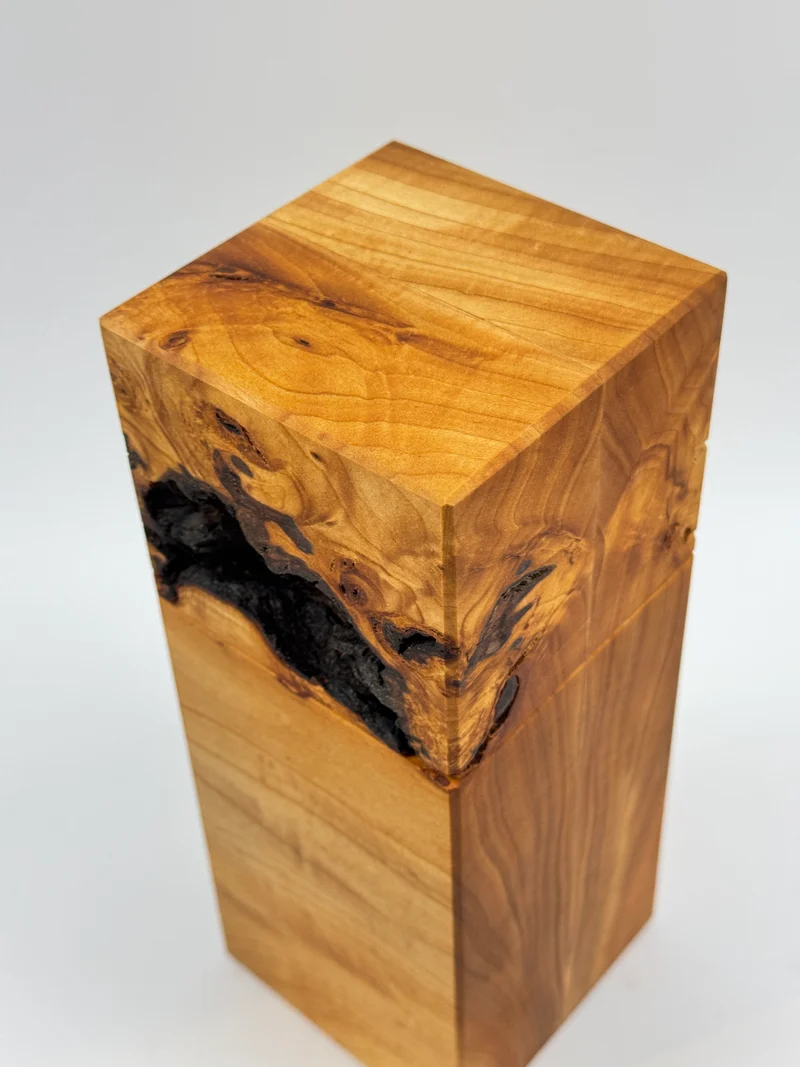Tierurne aus besonderem Lindenholz