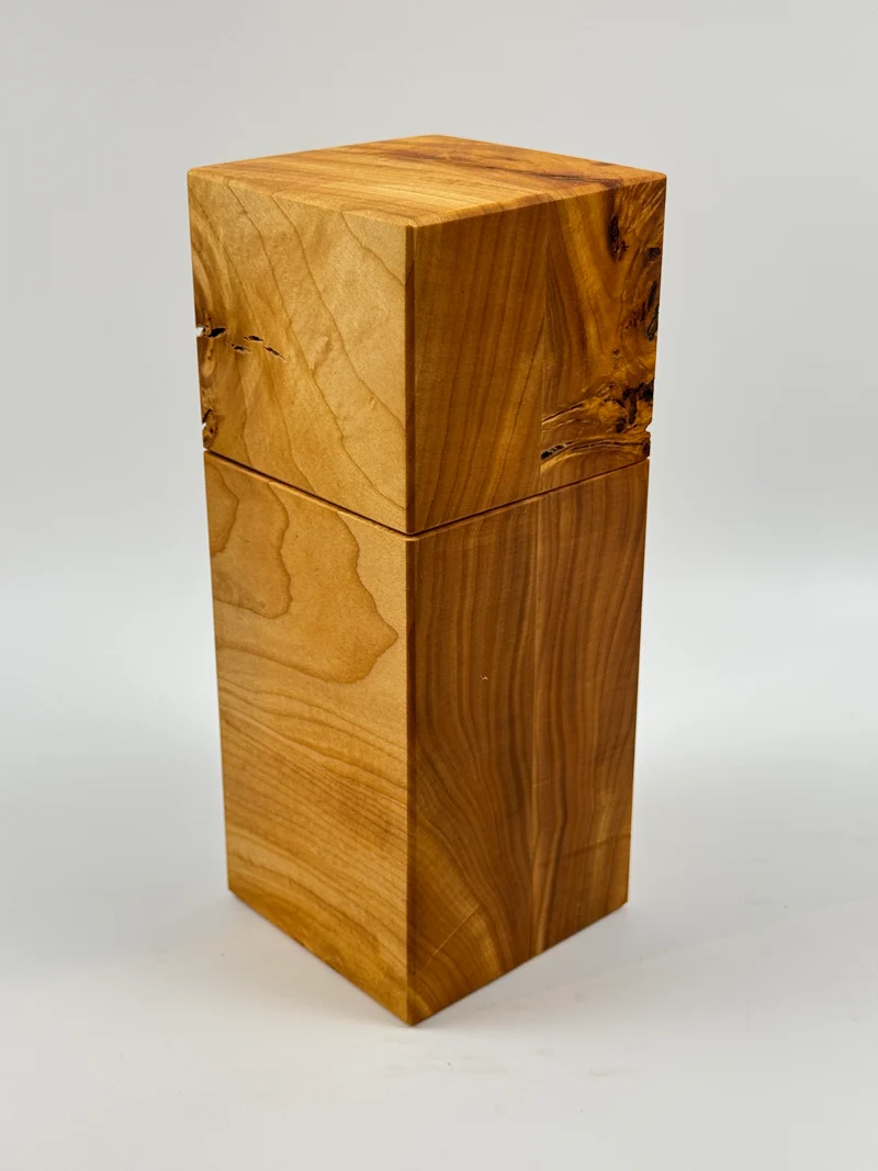 Tierurne aus besonderem Lindenholz