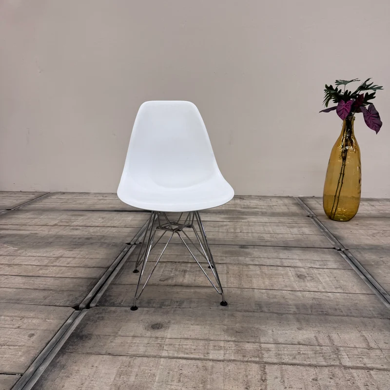 Schalenstuhl – Weiß Chrom Stuhl im Eames-Look gebraucht
