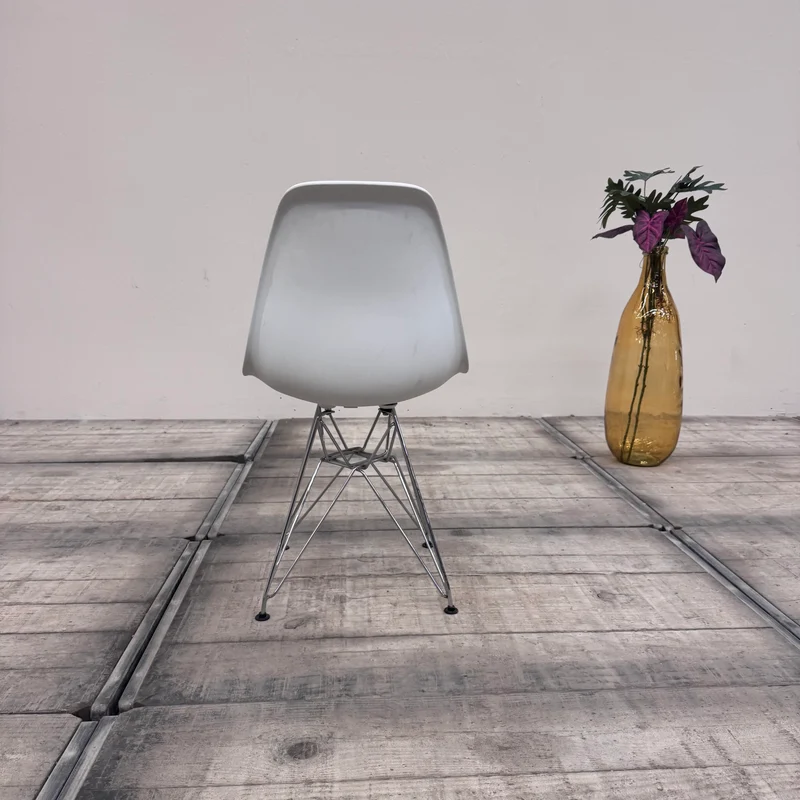Schalenstuhl – Weiß Chrom Stuhl im Eames-Look gebraucht