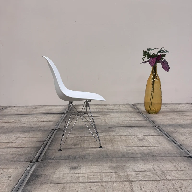 Schalenstuhl – Weiß Chrom Stuhl im Eames-Look gebraucht