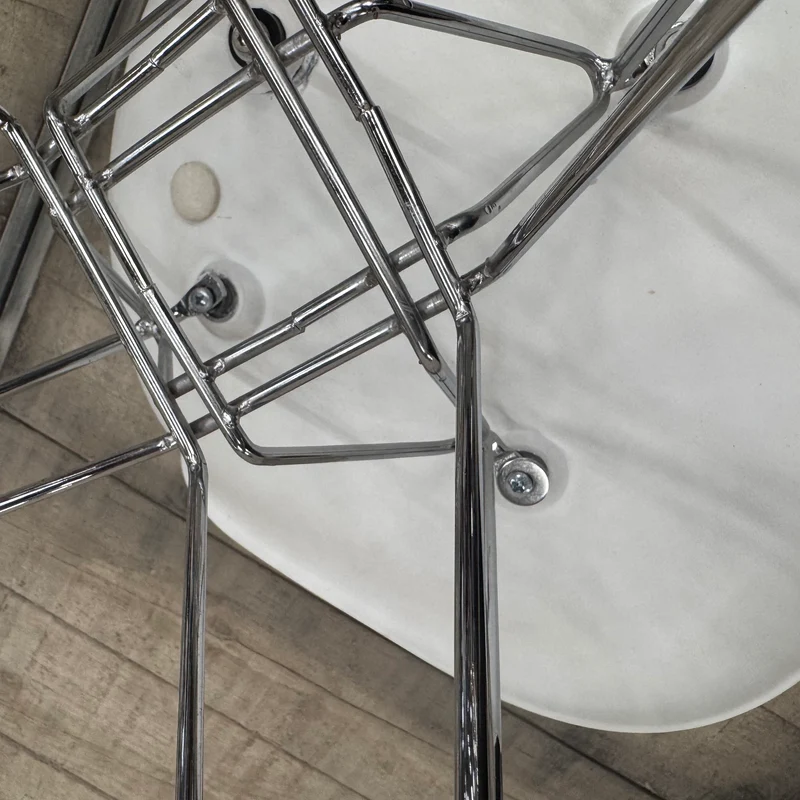 Schalenstuhl – Weiß Chrom Stuhl im Eames-Look gebraucht