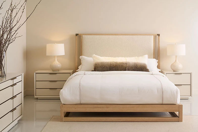 Caracole Pinstripe Light Bett Kingsize CLA-424-122 von instylior