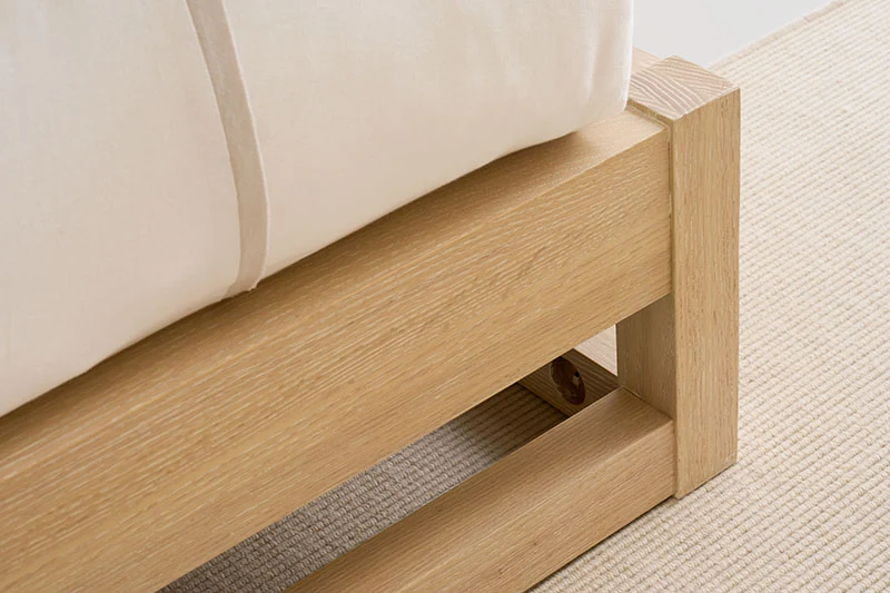 Caracole Pinstripe Light Bett Kingsize CLA-424-122 von instylior