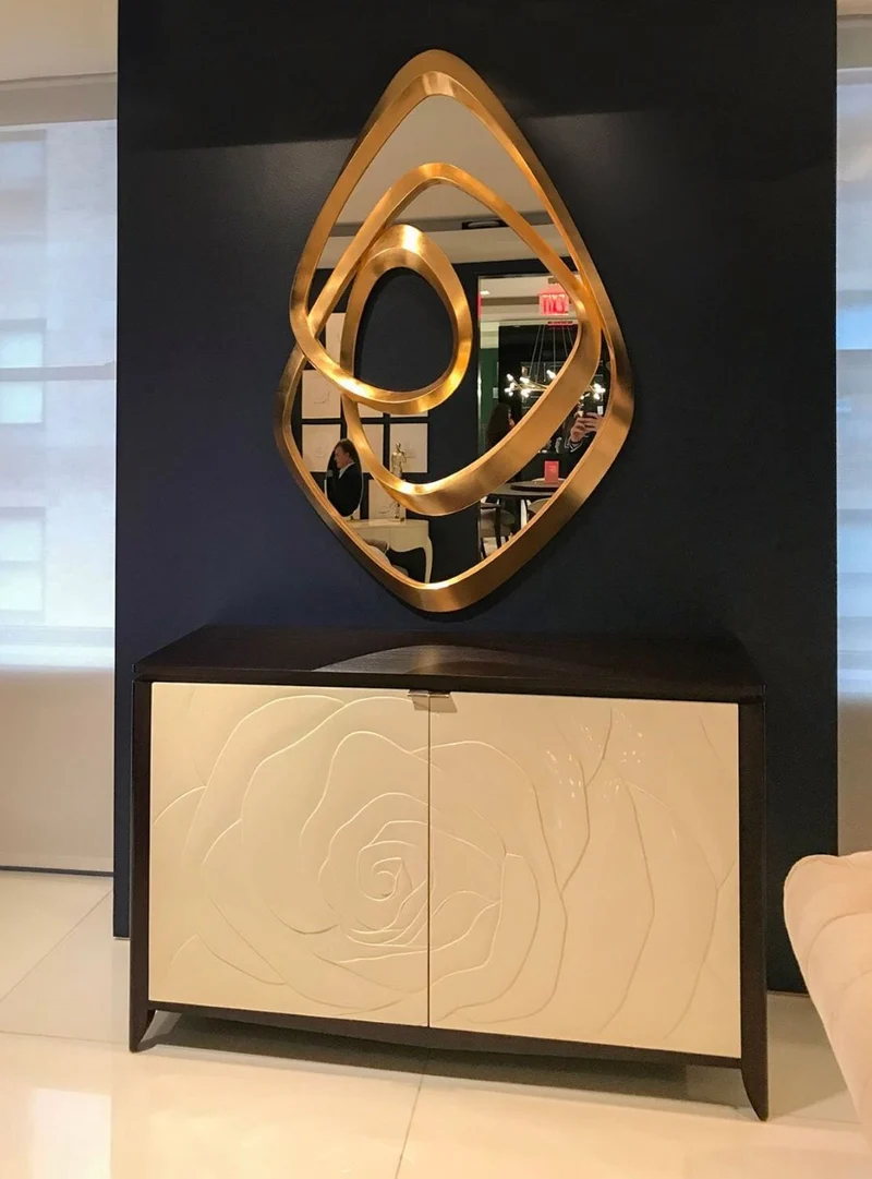 Christopher Guy handgeschnitztes Sideboard 85-0048 von Instylior