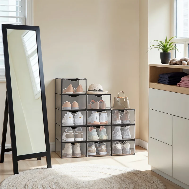 Praktisches Set stapelbarer Schuhboxen mit transparenter Tür
