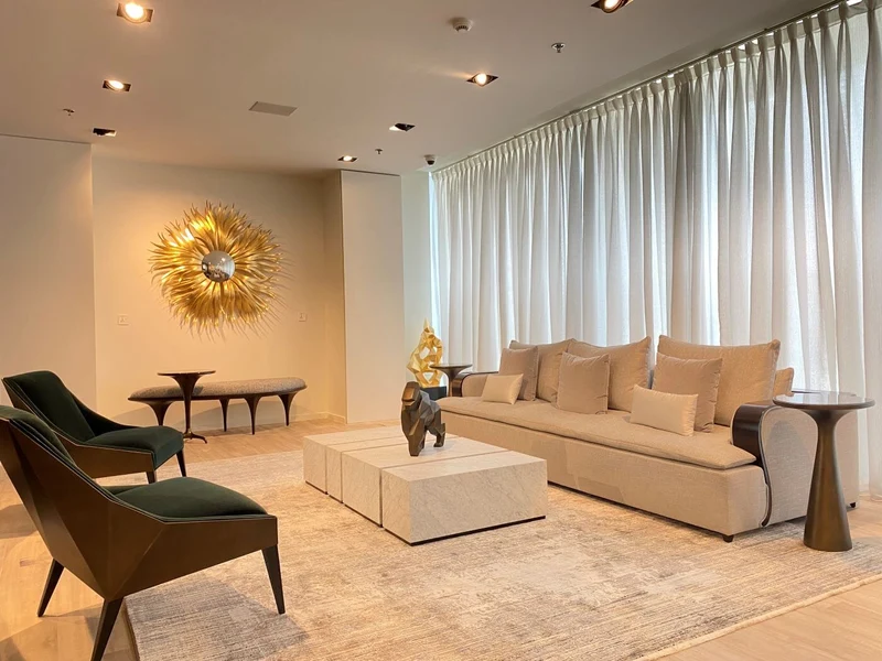 Christopher Guy eleganter Beistelltisch 76-0602 von Instylior