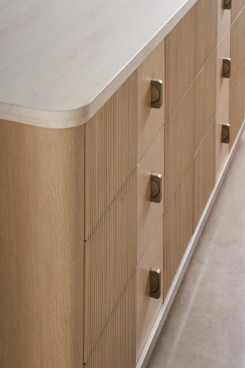 Caracole Kommode Dresser M143-022-032 von Instylior