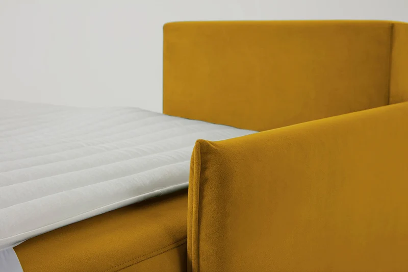 Model 12 Dreisitzer-Schlafsofa mit Chaiselongue rechts, Senfgelb