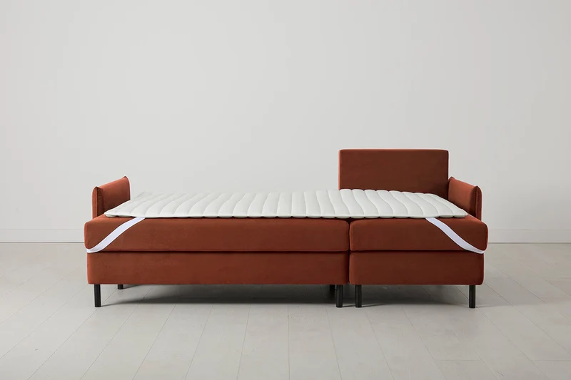 Model 12 Dreisitzer-Schlafsofa mit Chaiselongue rechts, Ziegelrot